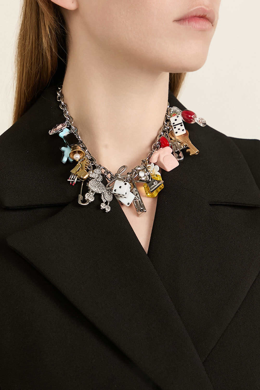 תמונת כל הלוק של שרשרת צ'ארם סטייטמנט